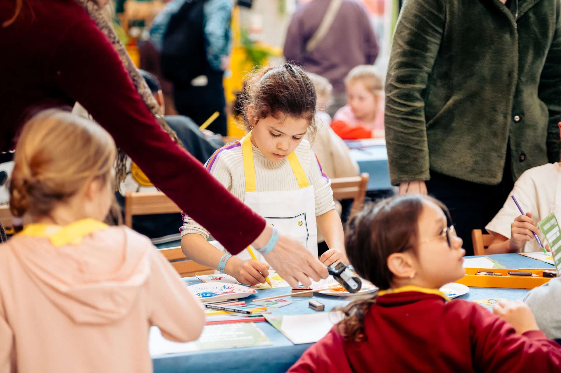 Kinderen knutselen in het Medialab van Forum