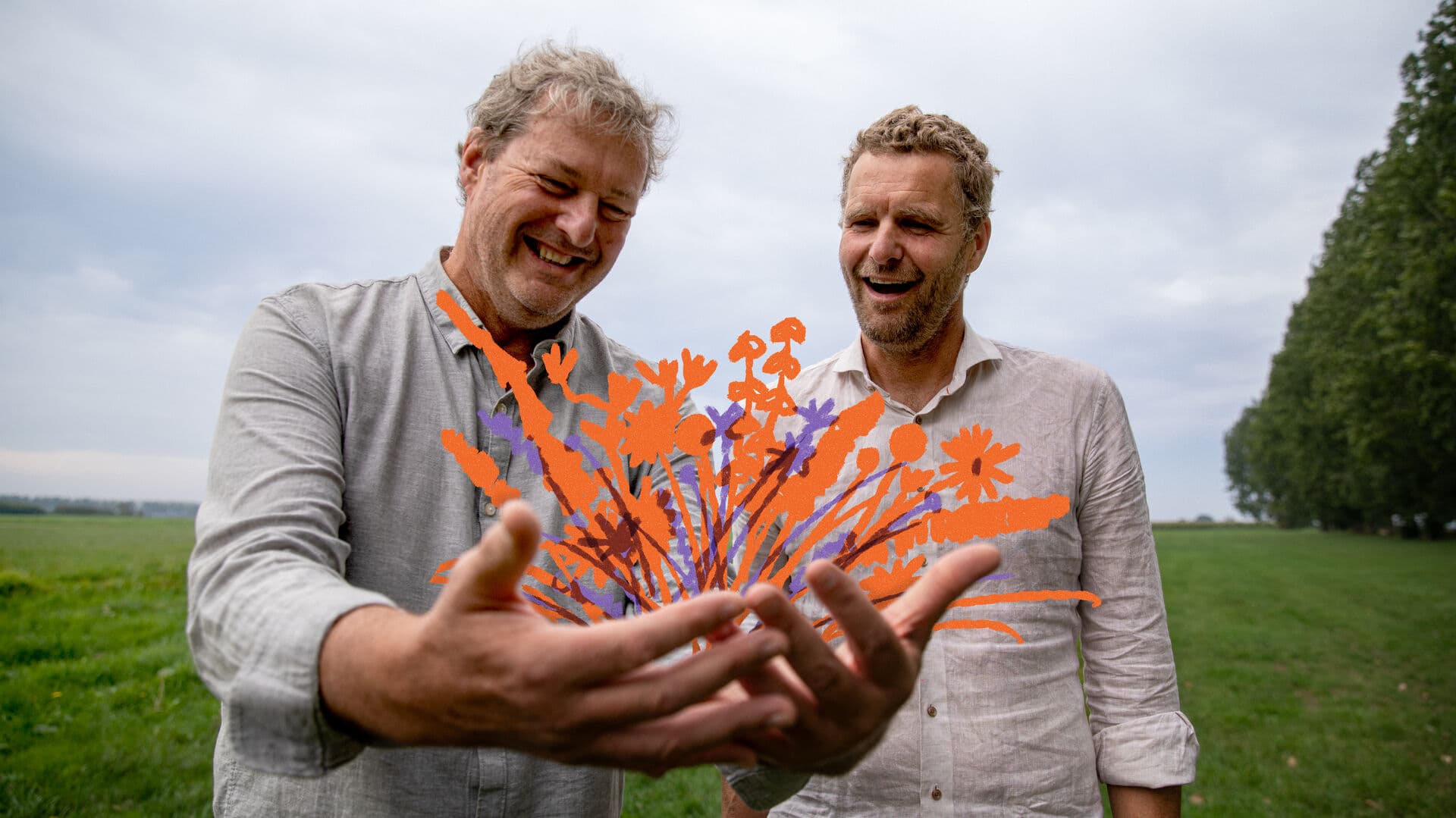 Twee lachende mannen in een weiland met getekende bloemen tussen hun handen