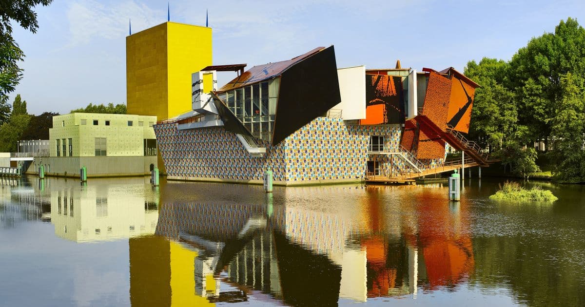 Het kleurrijke gebouw van het Groninger Museum aan het water