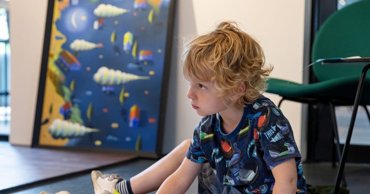 Kind bekijkt kunstwerken bij Kunstpunt Groningen