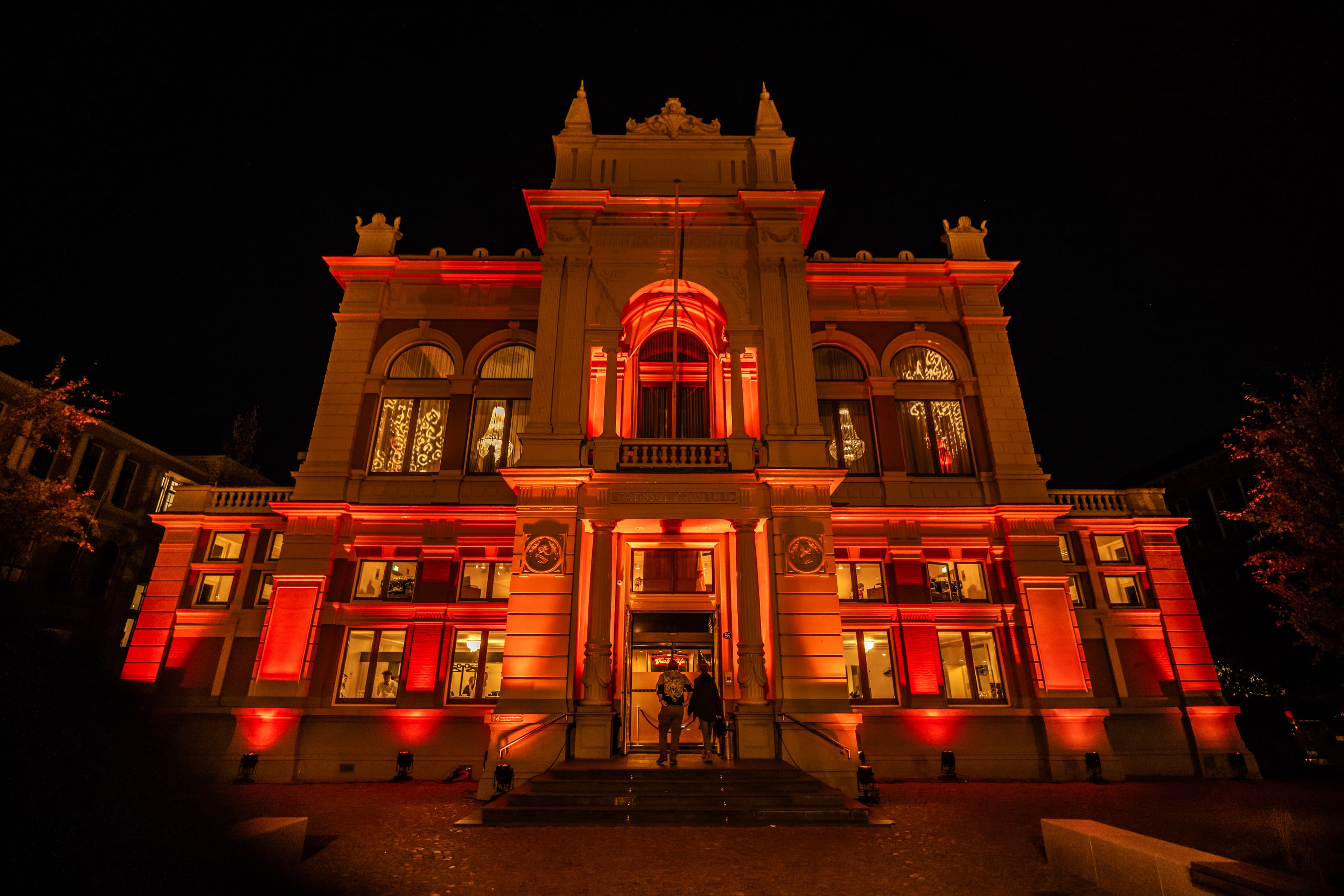 Spookachtig verlichte zaal in de Stadsschouwburg